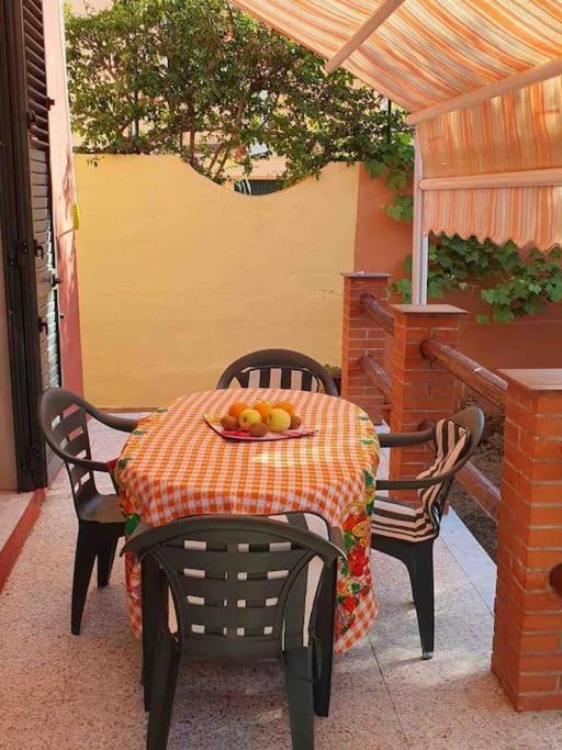 Casa Indipendente Zona Centrale La Maddalena  Kültér fotó